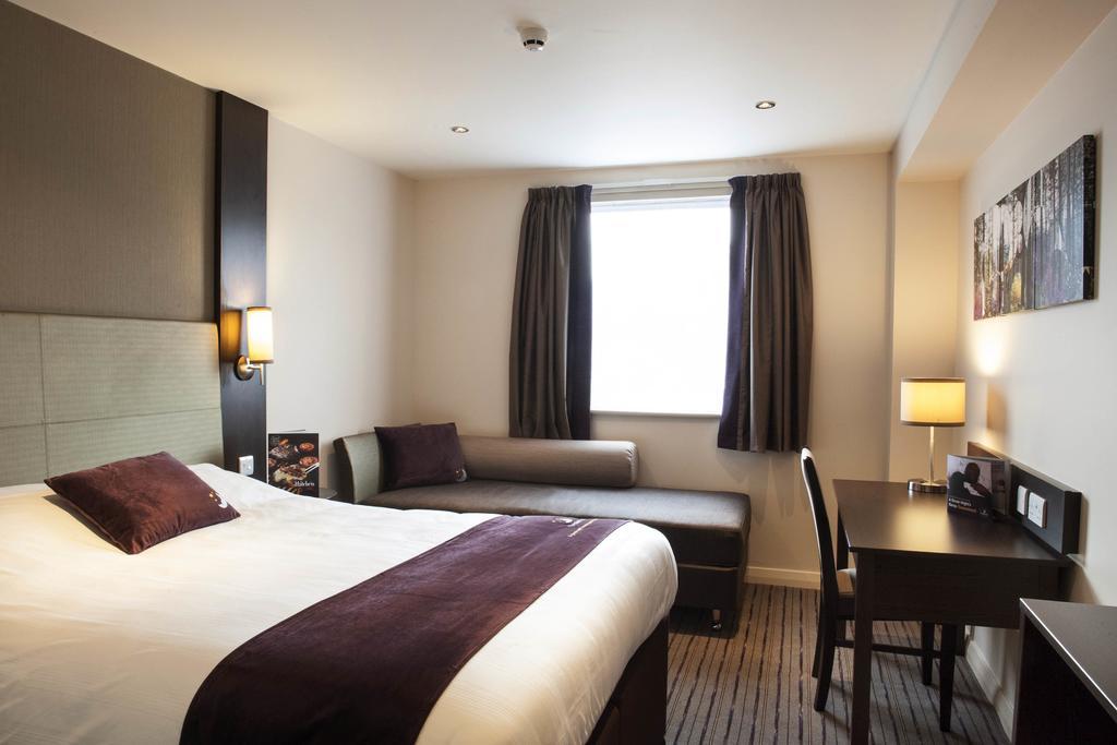 Premier Inn London Wandsworth エクステリア 写真